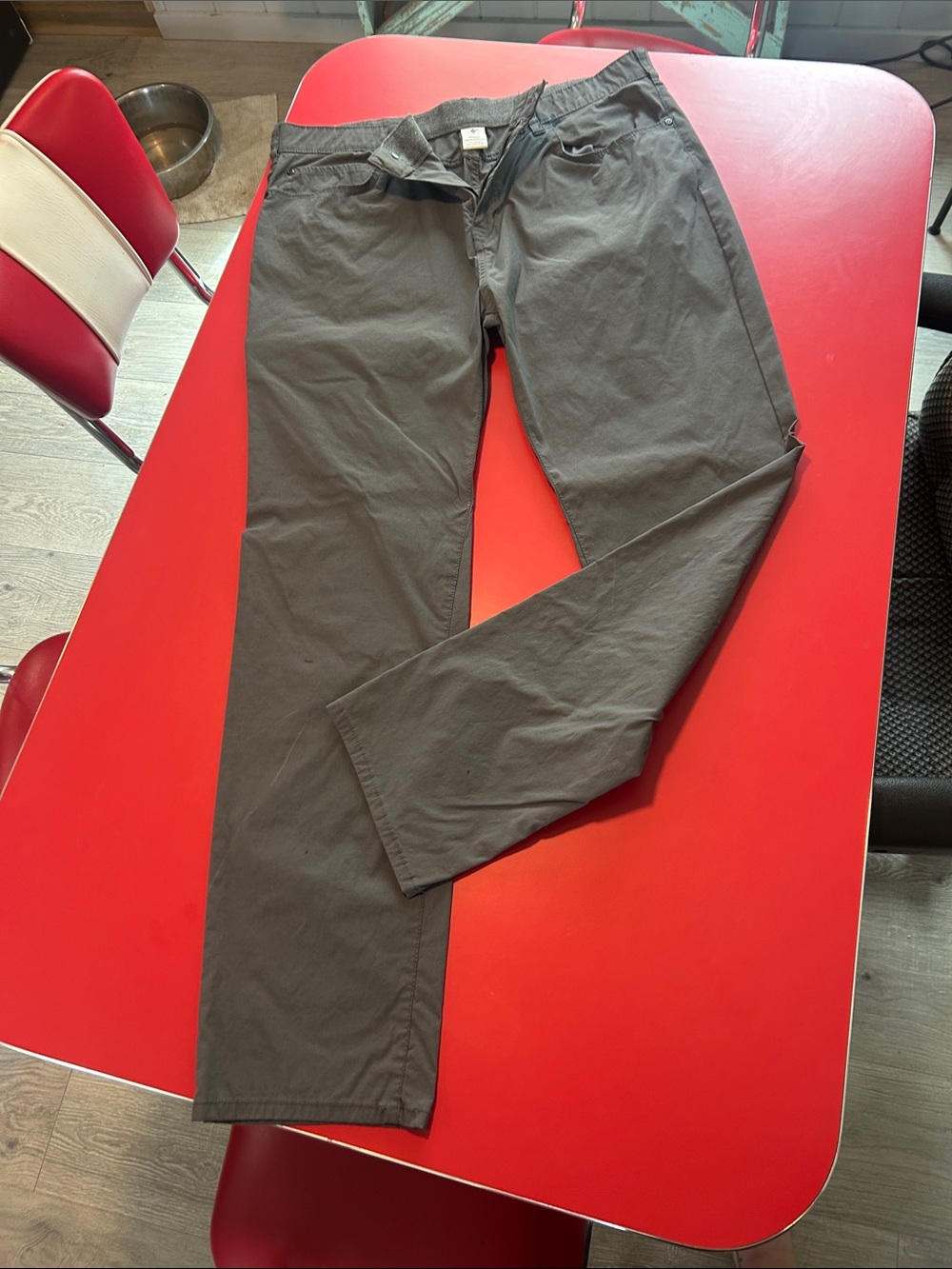 Men's Straight-Leg Chinos in Dark Gray - Classic Everyday Style